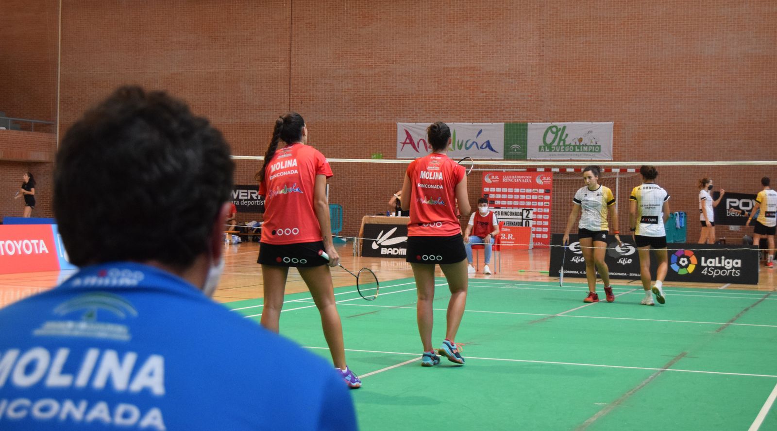 Las hermanas Molina juegan un partido de dobles femenino.