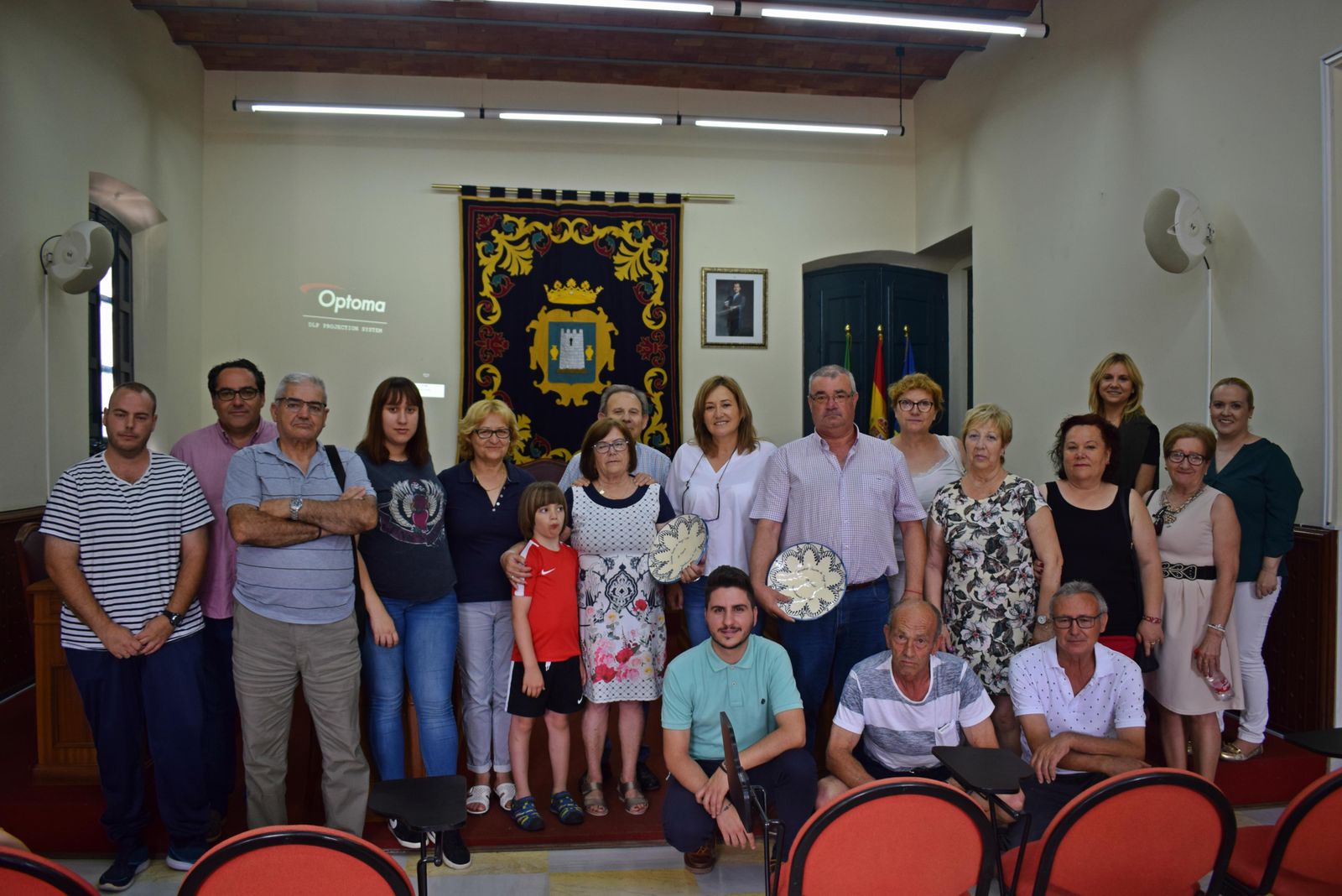 La alcaldesa de Níjar junto a los tres primeros prem ios del concurso de cruces de mayo local.