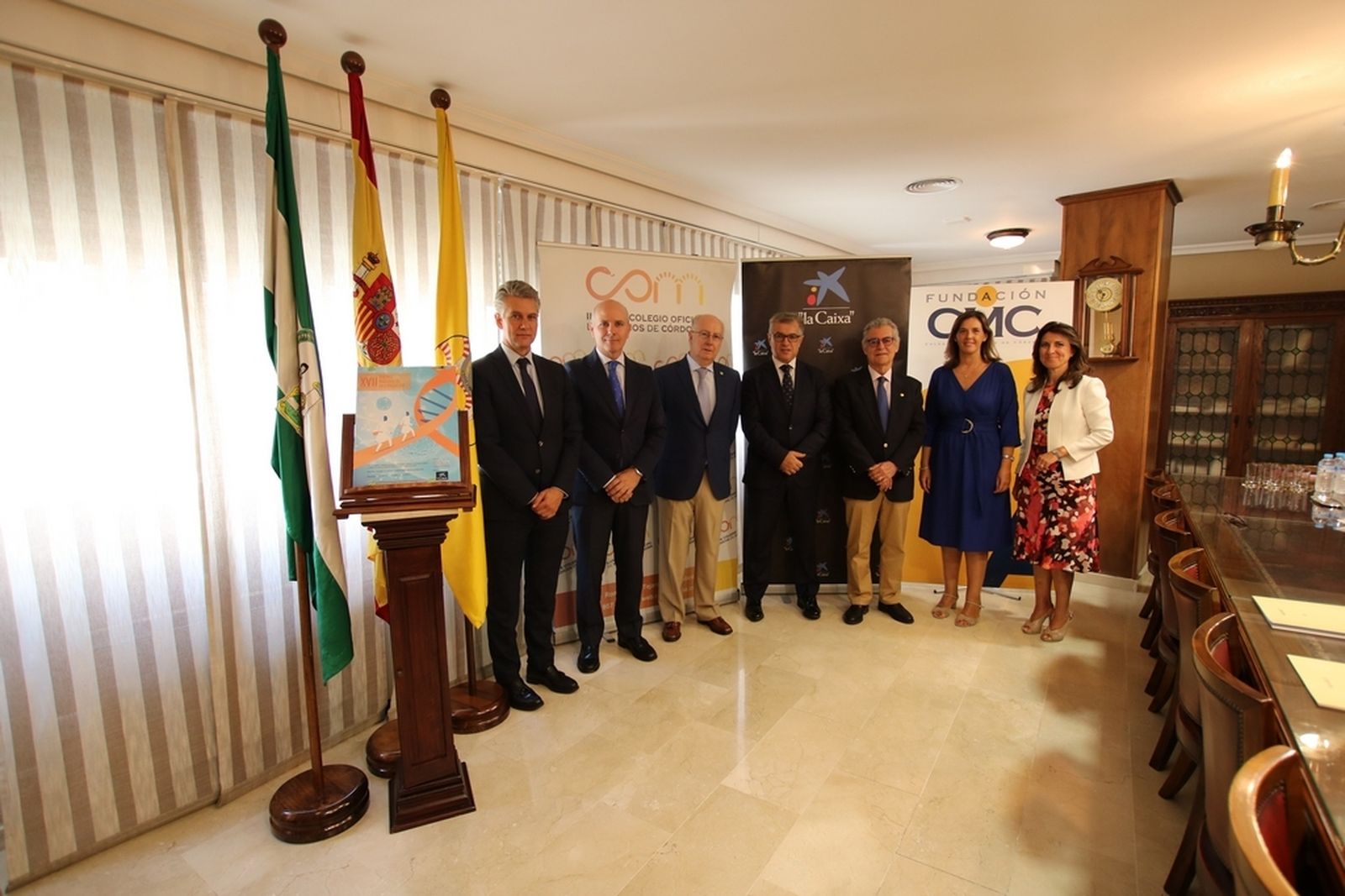 Firma del convenio entre el Colegio de Médicos de Córdoba y Caixabank.