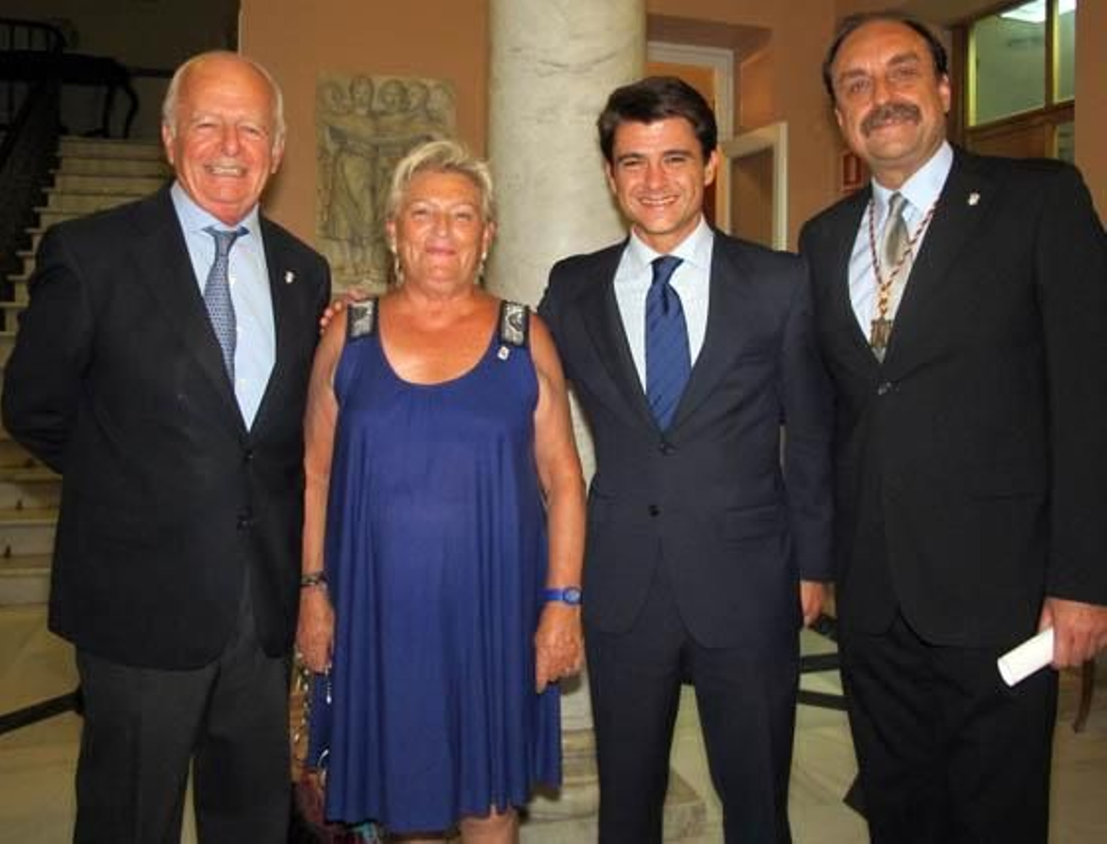 Luis Manuel Halcón de la Lastra, conde de Peñaflor; Rosamar Prieto-Castro, directora del grupo municipal del PSOE; Beltrán Pérez, delegado municipal de Participación Ciudadana, y Antonio Bellido, secretario del Ateneo.

Foto: Victoria Ramírez