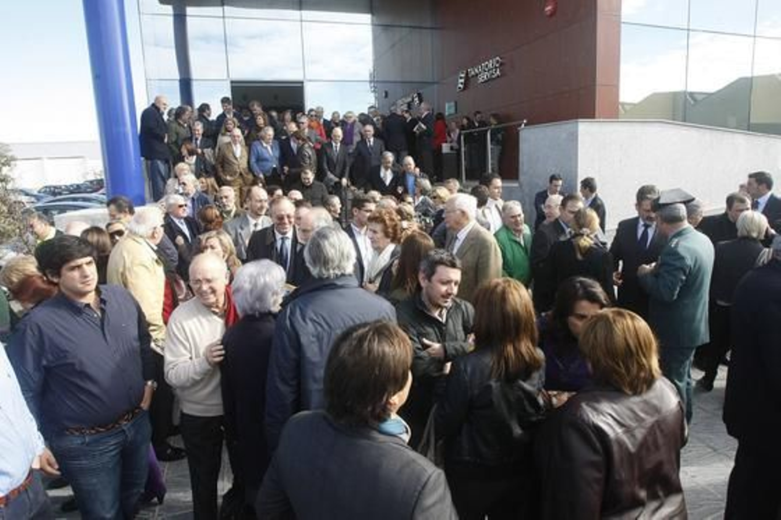 Cientos de personas acuden al funeral del concejal Evelio Ingunza.

Foto: Jose Braza