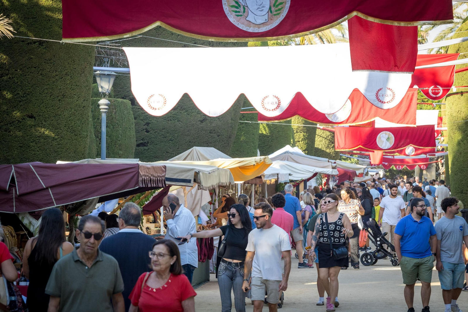 Muchas personas recorren cada día en el Mercado Romano desde su apertura.
