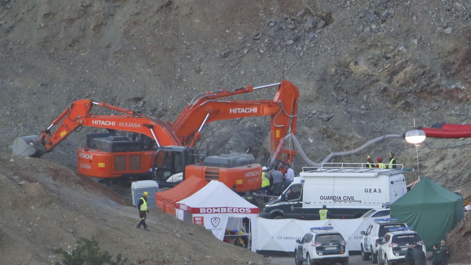 Maquinaria en el cerro del Dolmen de la Corona.