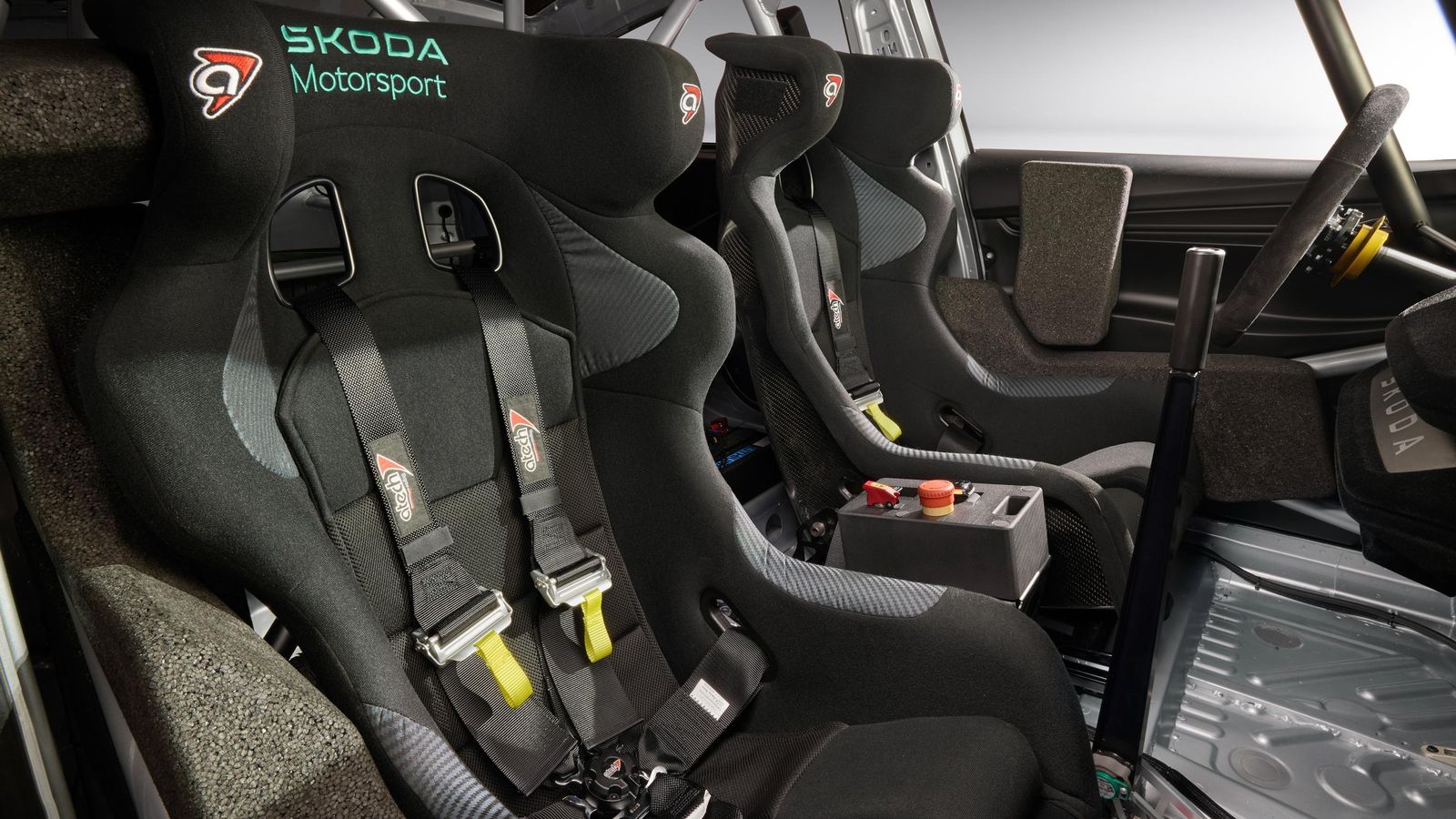 El interior del Enyaq RS Race se corresponden con un coche de competición, incluyendo también algunas modificaciones en direccion o transmisión, por ejemplo.