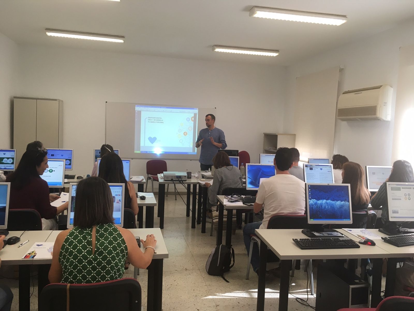 Sesión formativa para orientadores del programa.