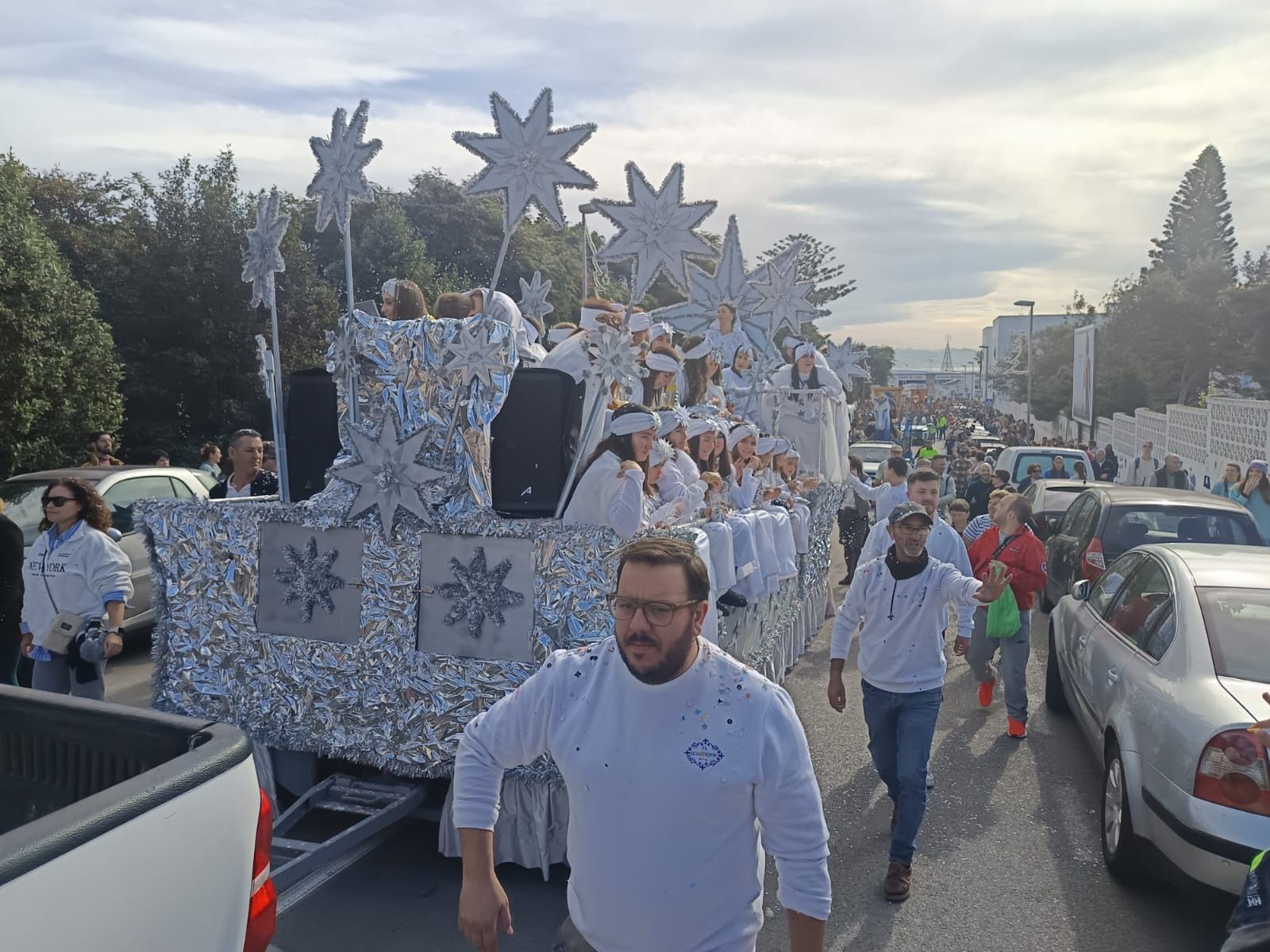 La ilusión de la cabalgata de los Reyes Magos recorre Tarifa en una mañana sin lluvia, en imágenes