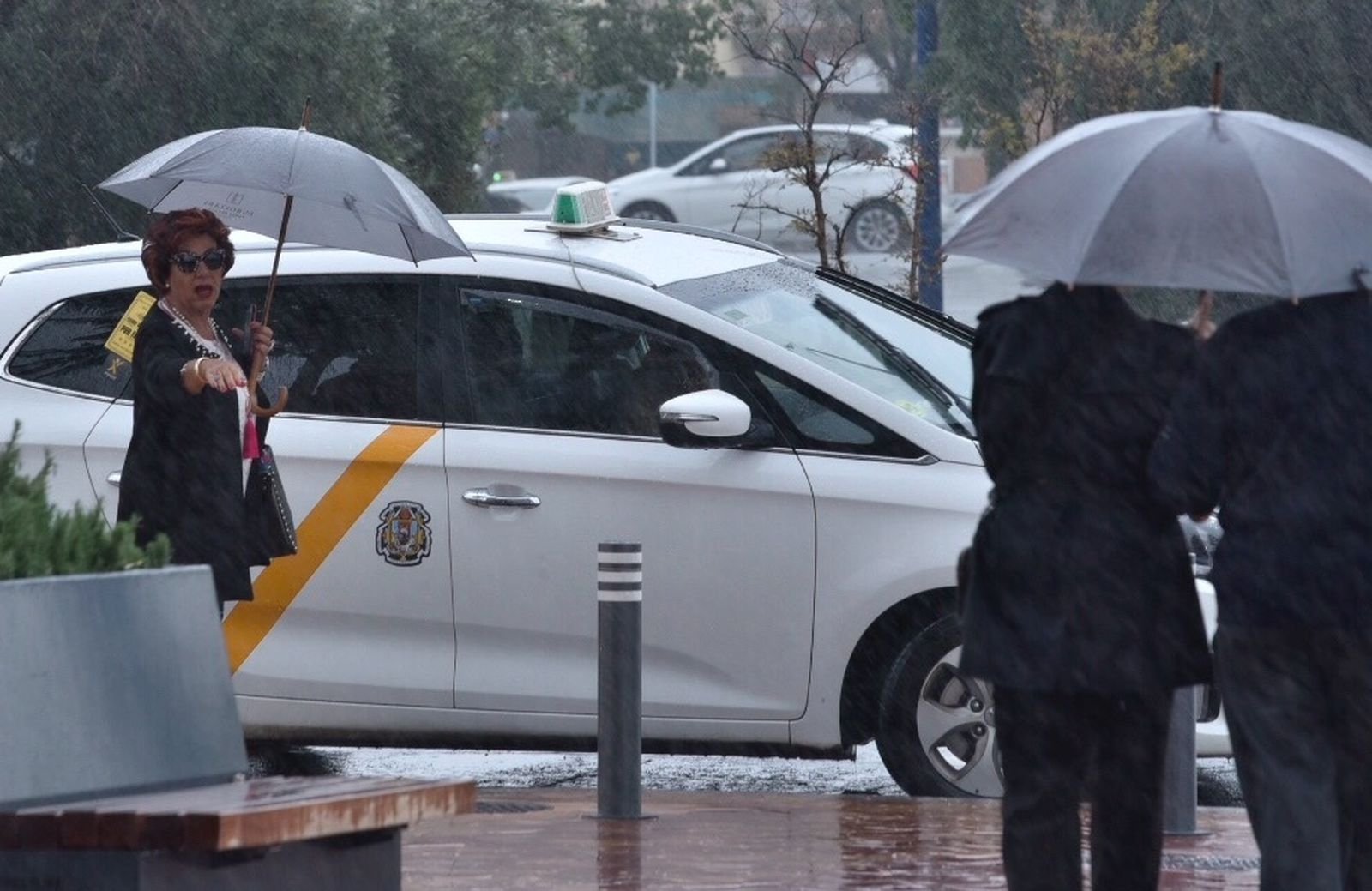 Un taxi recoge pasajeros en Sevilla.