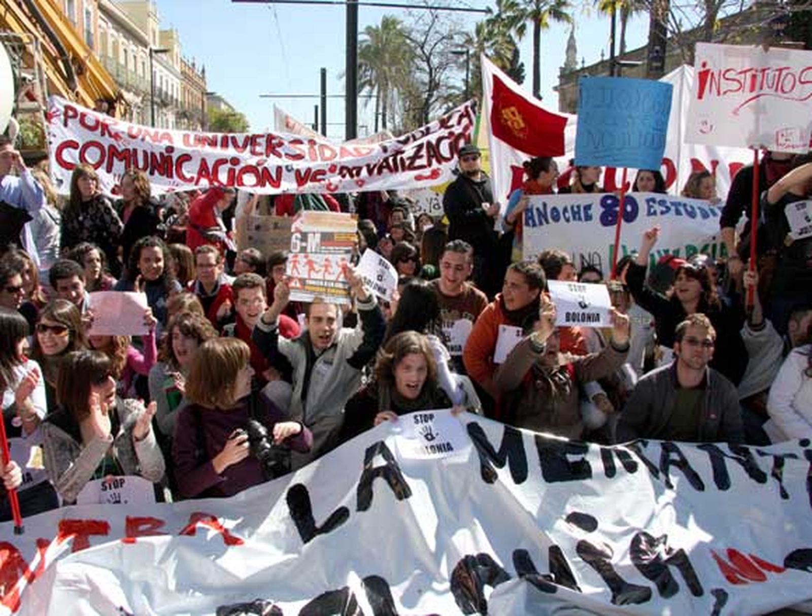 Cerca de mil alumnos se manifiestan contra el Proceso de Bolonia