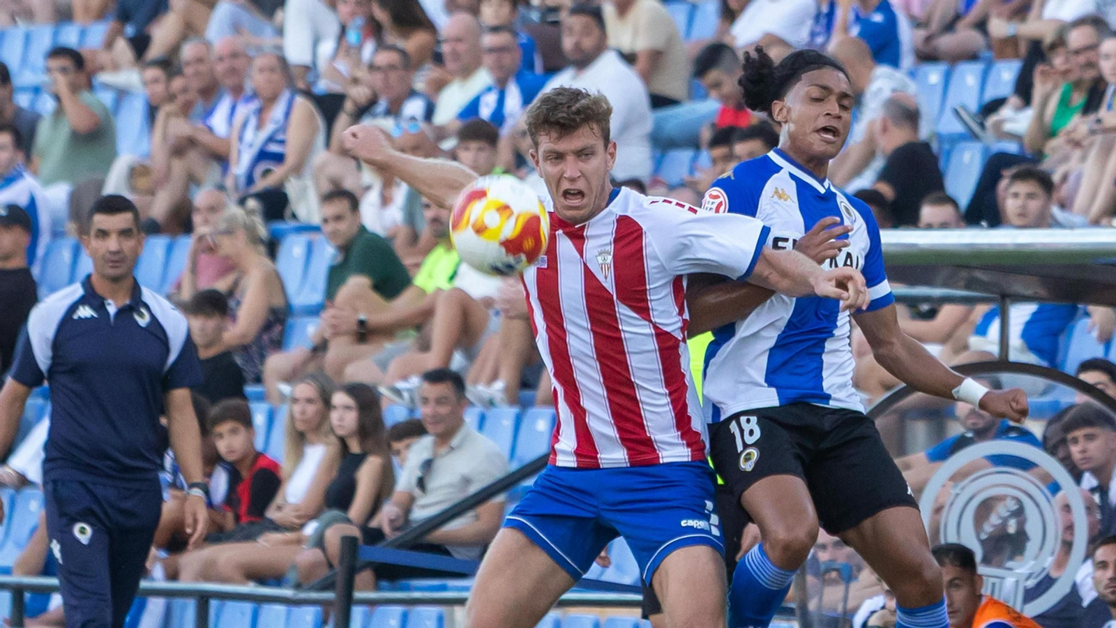 Álvaro Mayorga disputa el balón a Rojas en el Hércules-Algeciras.
