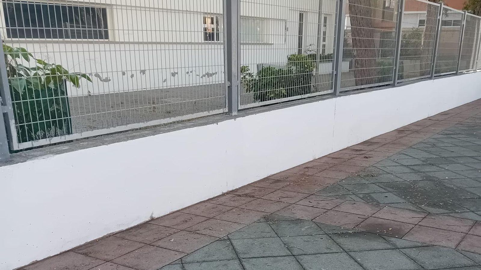 Pared tras las labores de limpieza de grafitis.