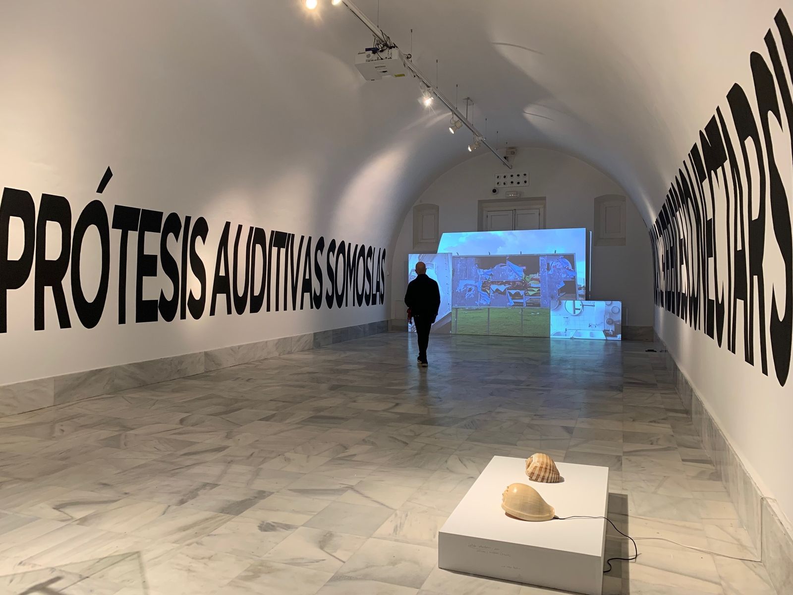 Una de las salas de la exposición de Juan Isaac Silva en el ECCO.