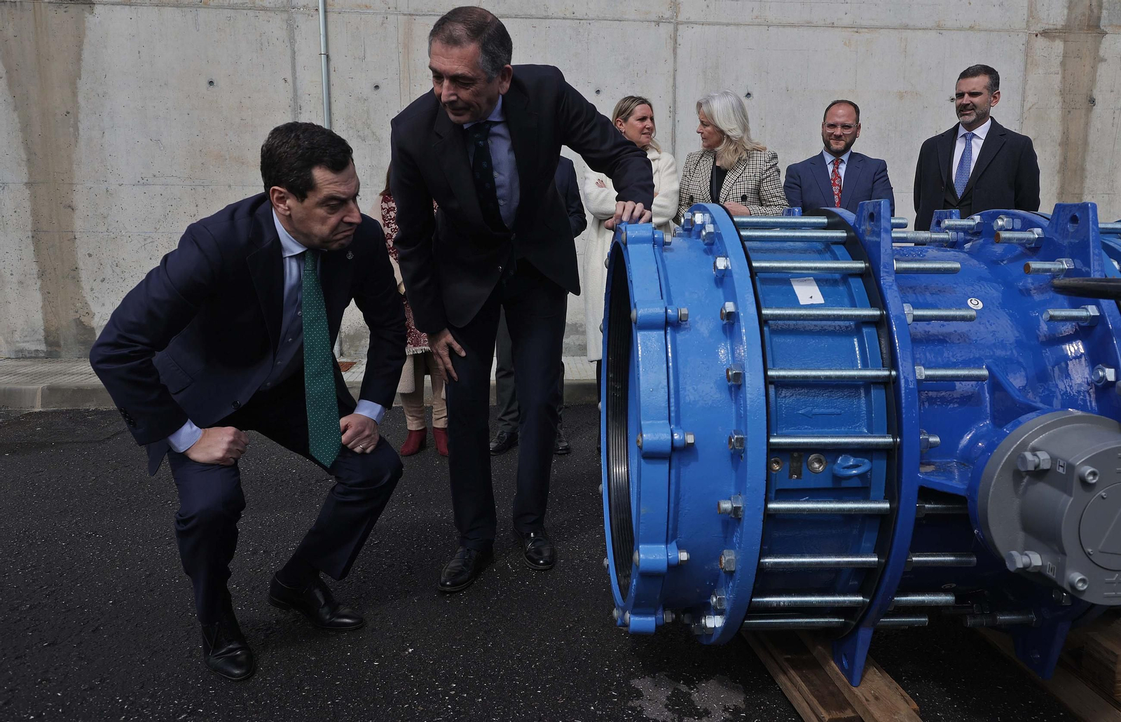 Juanma Moreno inaugura en Castellar la nueva tubería de agua para abastecer la zona norte de San Roque y el Valle del Guadiaro, en imágenes
