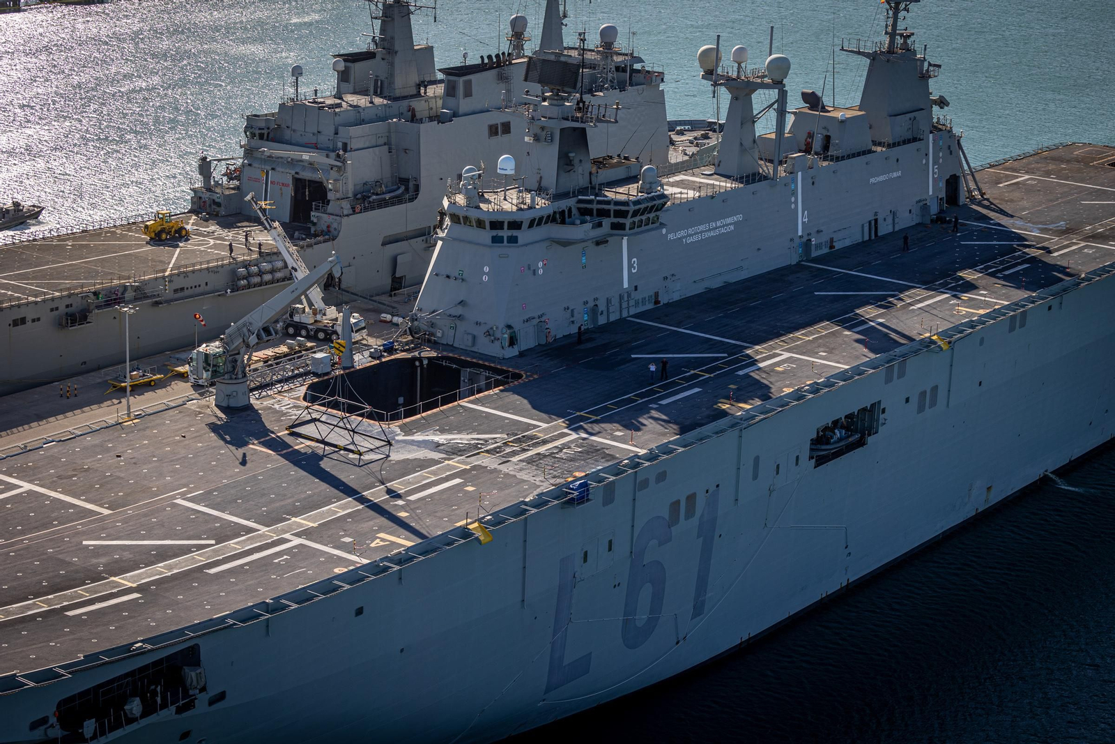 Imágenes del vuelo de despedida de los 'Sea King'  de la Quinta Escuadrilla de la FLOAN de la Armada por la Bahía de Cádiz