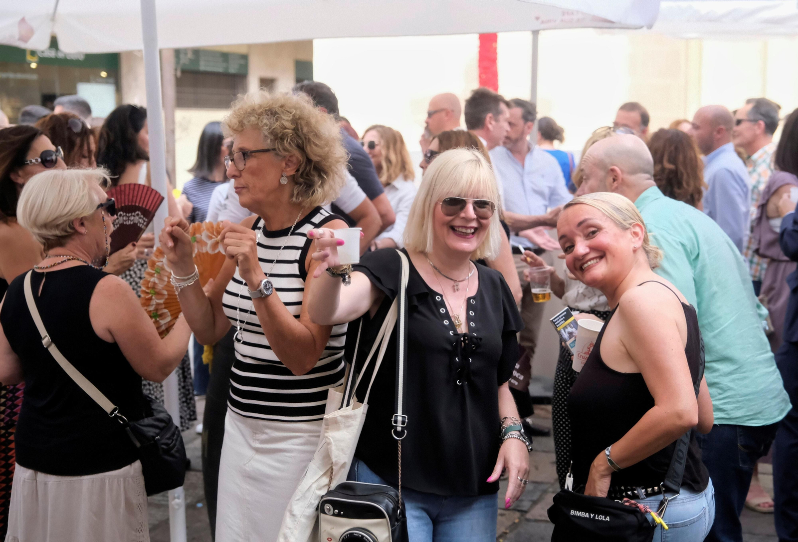 Ganas de fiesta a las puertas del fin de semana en las Cruces de Mayo de Córdoba, en imágenes
