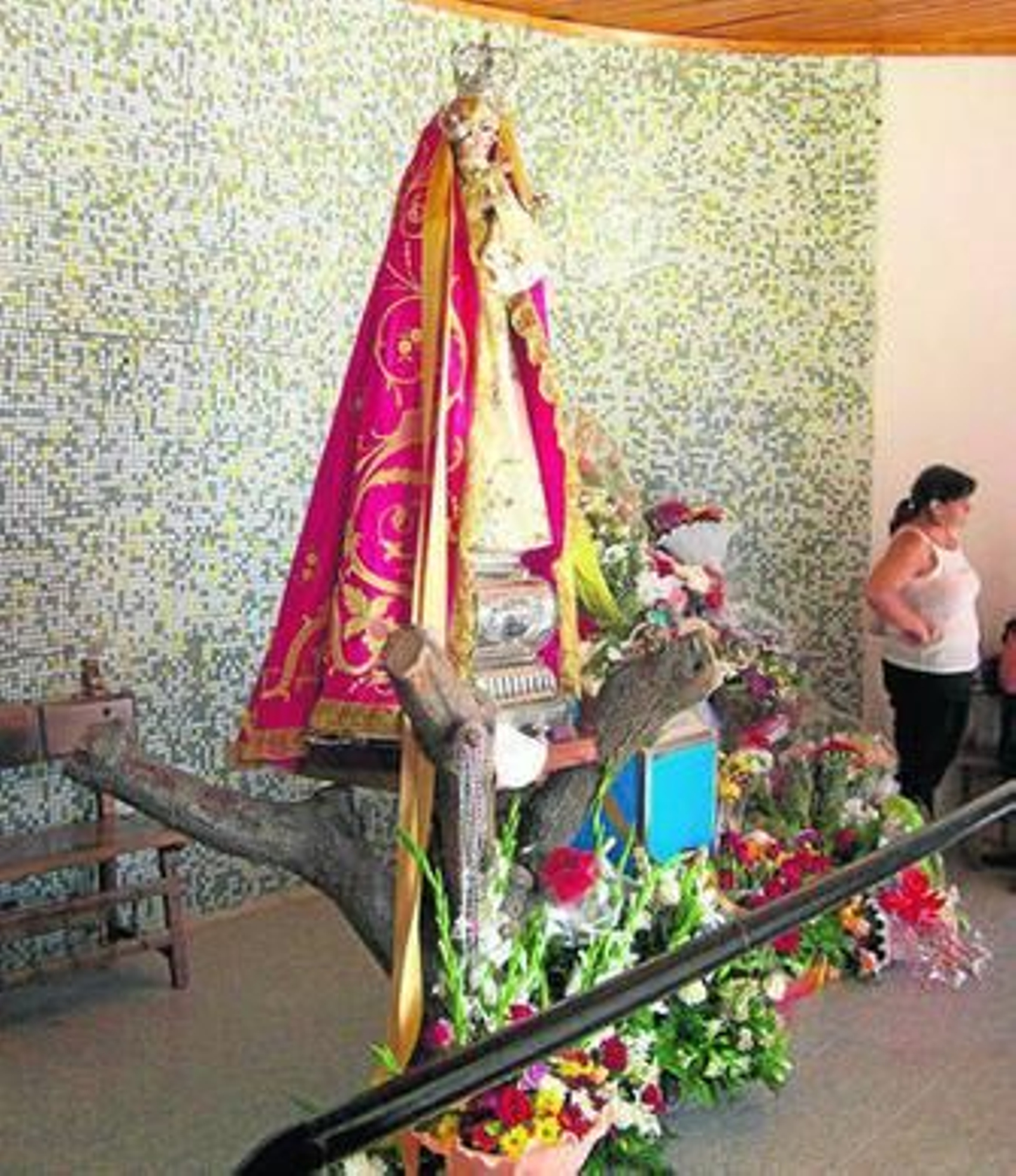Imagen de la Virgen de la Cabeza que ayer recibió cientos de ramos en señal de ofrenda.