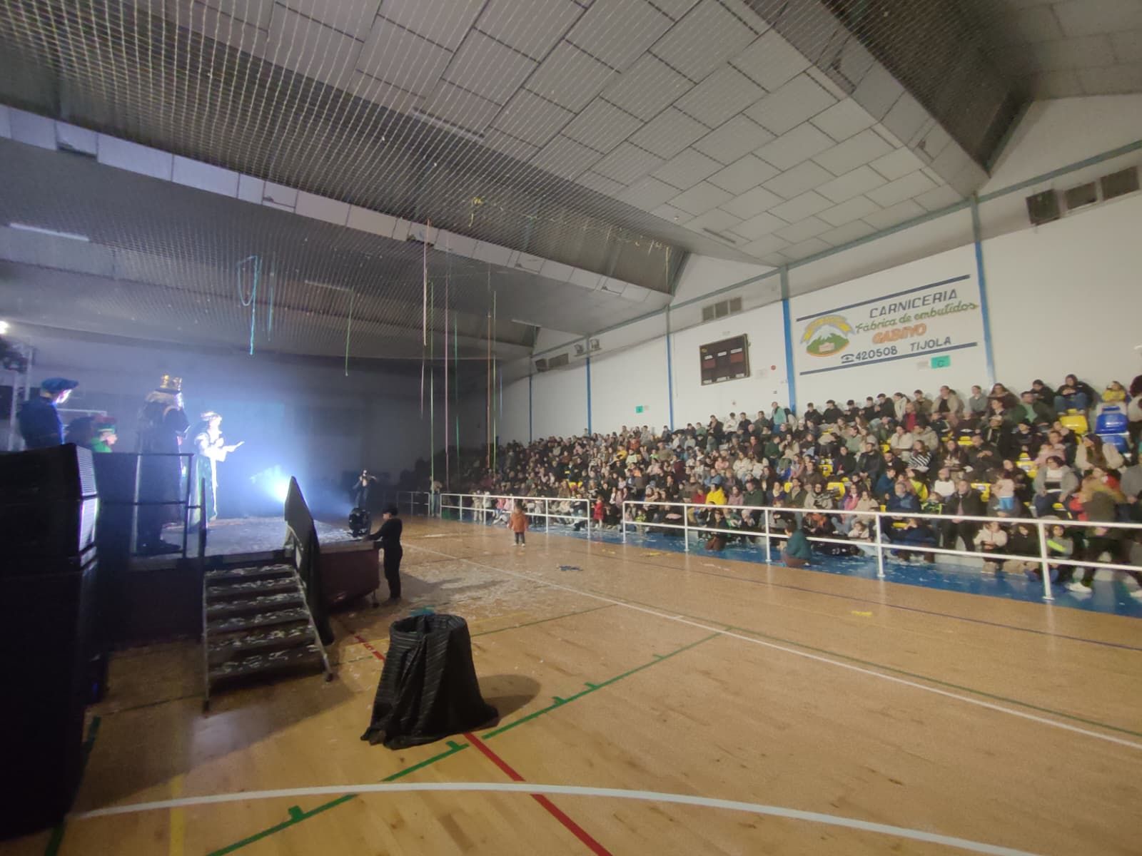 Los Reyes Magos realizan un espectacular acto en Tíjola: el público disfruta de música y bailes