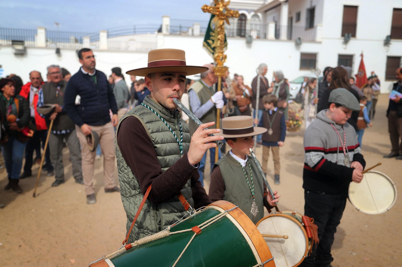 Imágenes del gran ambiente en la aldea de El Rocío en la mañana del domingo