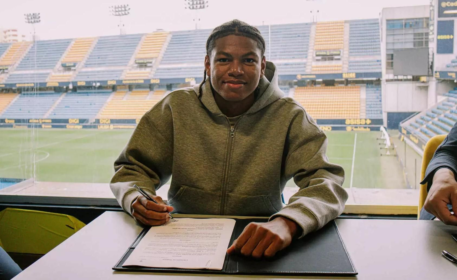 Noah Ukwuije firma la renovación.