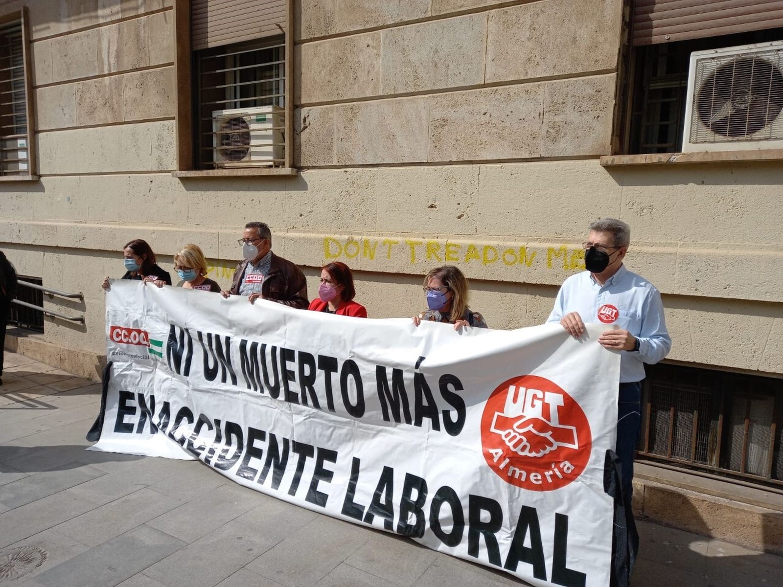 UGT y CCOO Almería guardan un minuto de silencio por el primer fallecido en accidente laboral