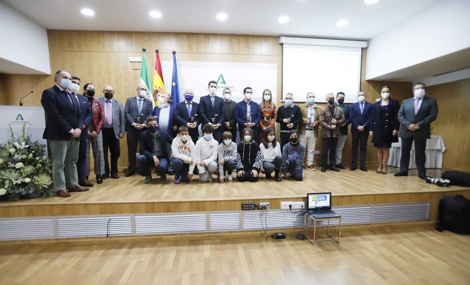Foto de familia de los galardonados en el Día Europeo del 112.