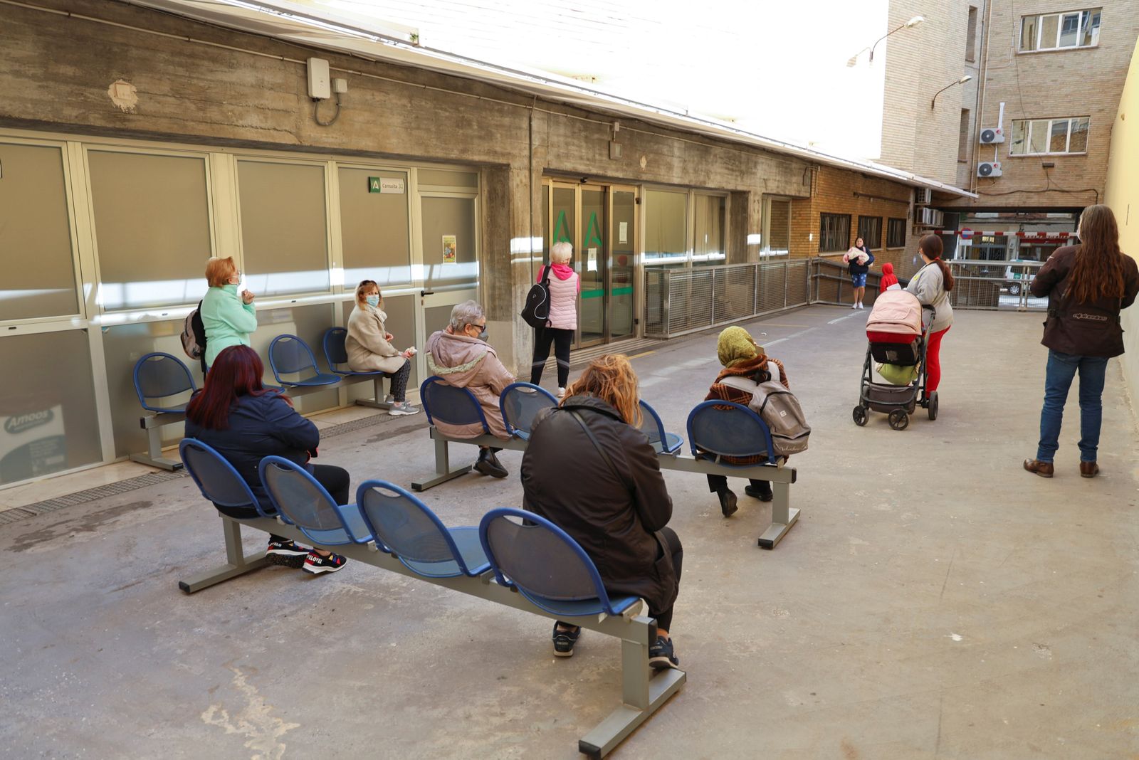 Personas esperando para vacunarse sin cita, este jueves, en el centro de salud de Jesús Cautivo, en Málaga.