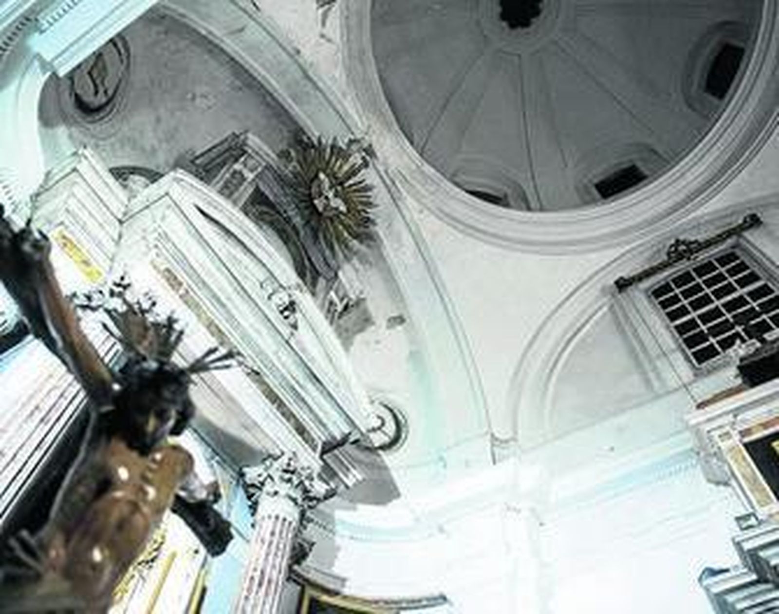 Vista de la cúpula de iglesia de San Pablo, cerrada por el Obispado por peligro de derrumbe.