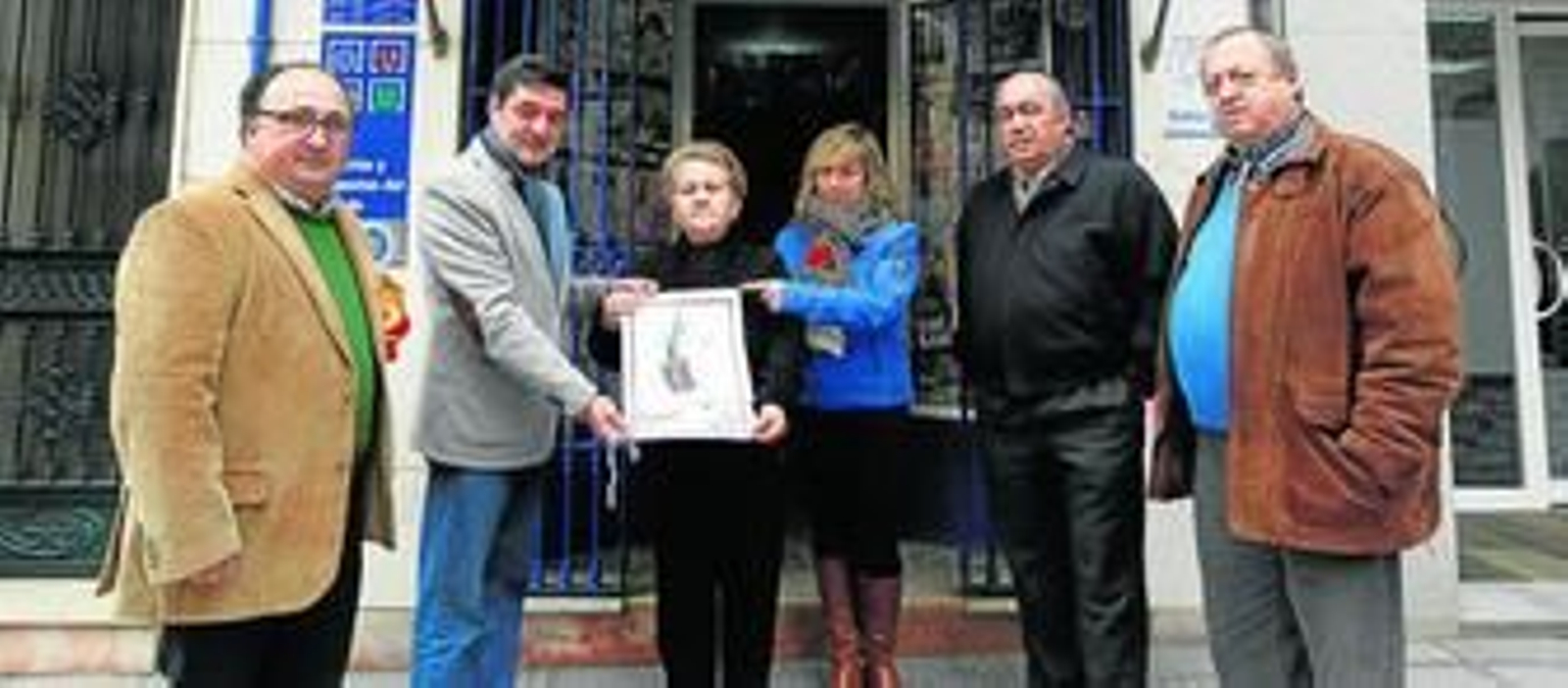 La familia Bayo Cuaresma recibió ayer, día de San Sebastián, el 'Palmito del barrio'.