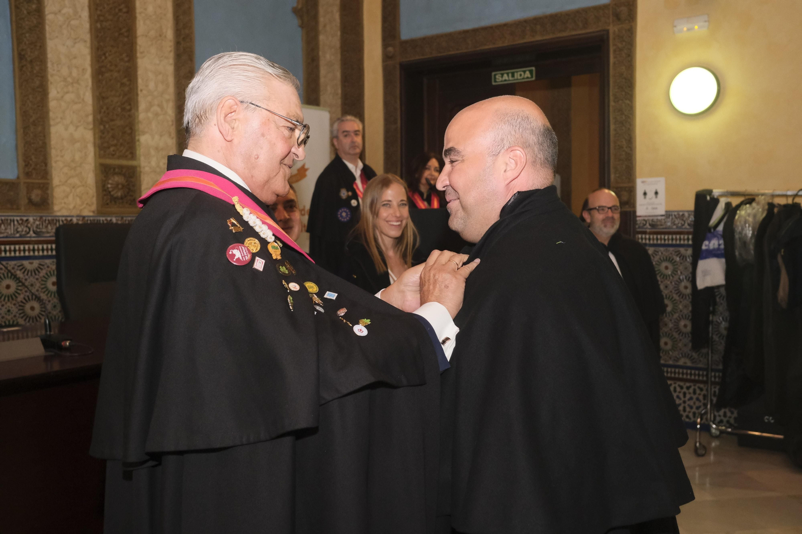 El alcalde de Córdoba es investido Cofrade de Honor de la Cofradía del Salmorejo, en imágenes