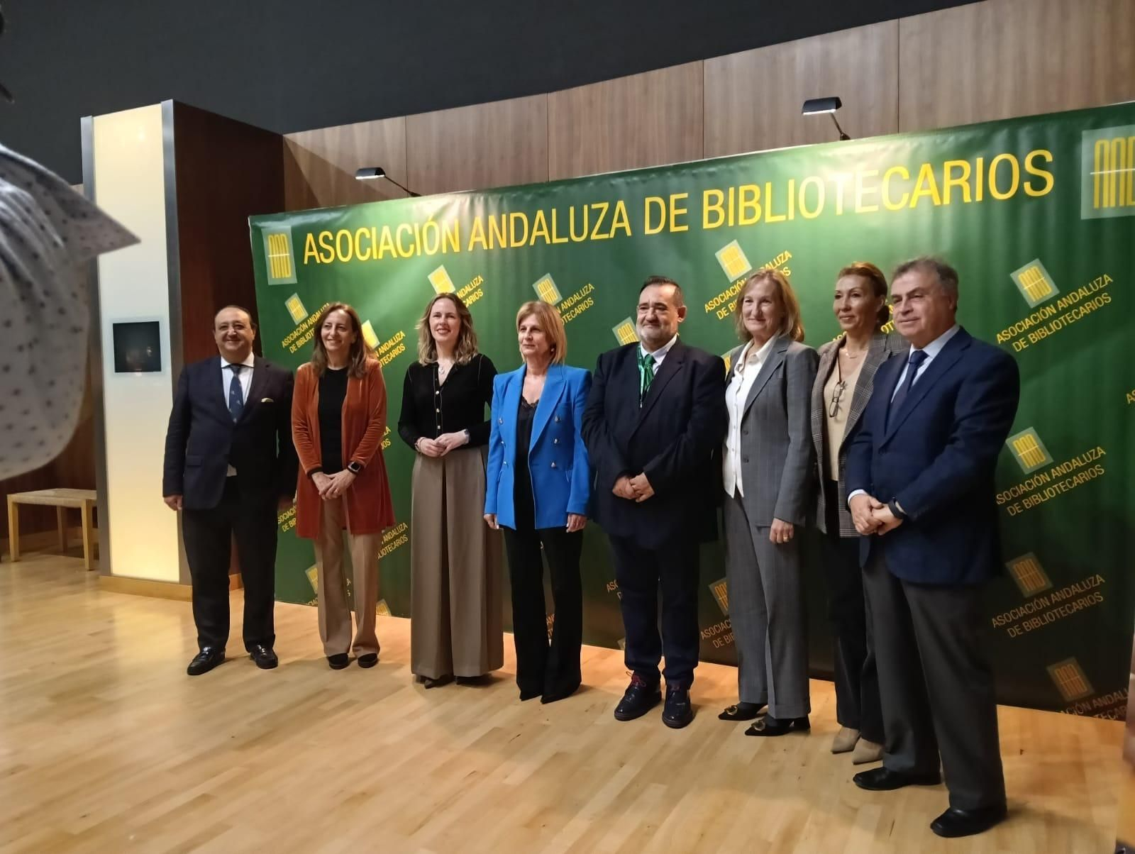 Las autoridades posan antes del inicio de las XXII Jornadas Bibliotecarias de Andalucía que se celebran en Jerez