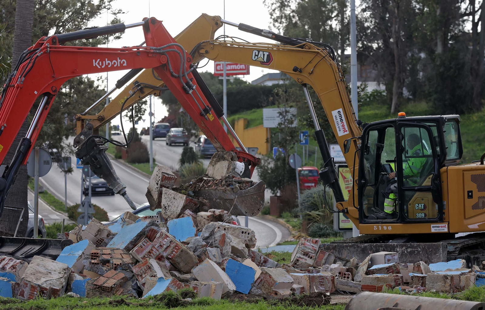 Fotos de la demolición de la fuente de la rotonda del Varadero en Algeciras