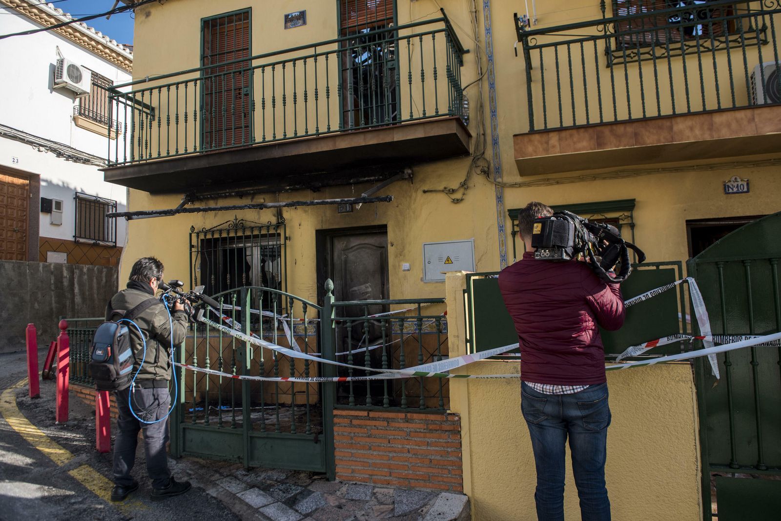 Imágenes de un fin de semana de tiros, muerte e incendios en Pinos Puente (Granada)