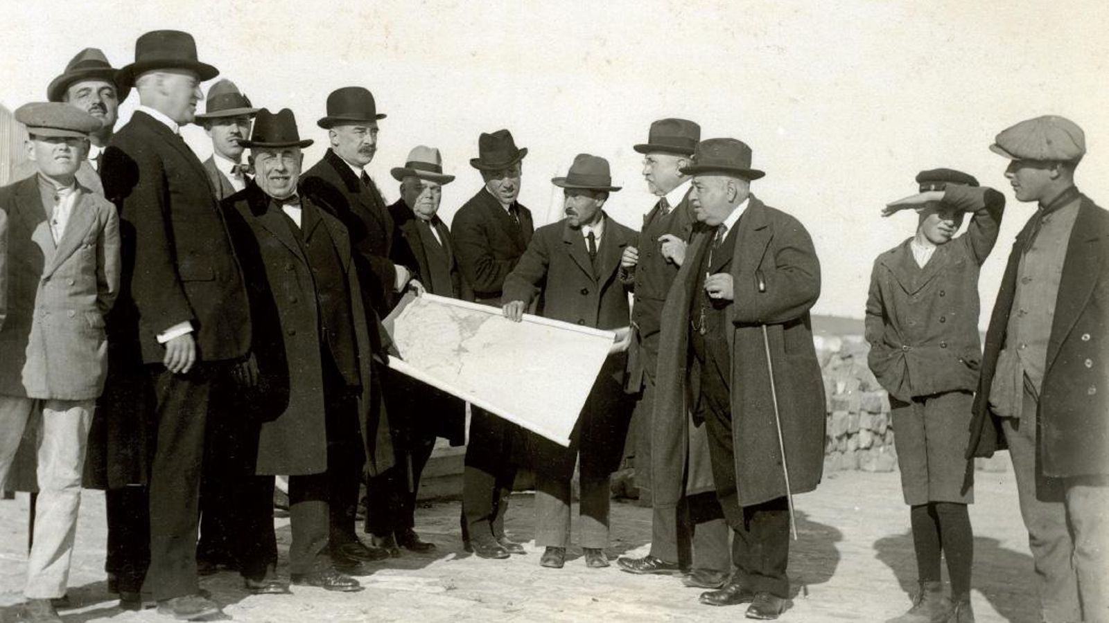 Visita del Director General de Obras Públicas, señor Azqueta, al Puerto en enero de 1919. El Ingeniero Director, Cástor Rodríguez del Valle, le explica, sobre un plano, las obras en ejecución y las que estaban en proyecto.