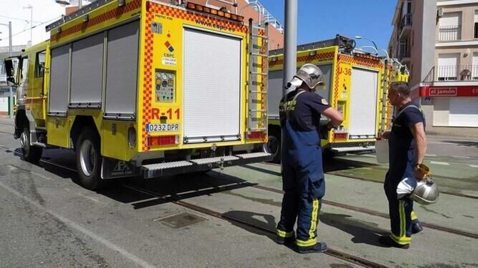 Bomberos en una intervención anterior llevada a cabo en la calle Real de San Fernando