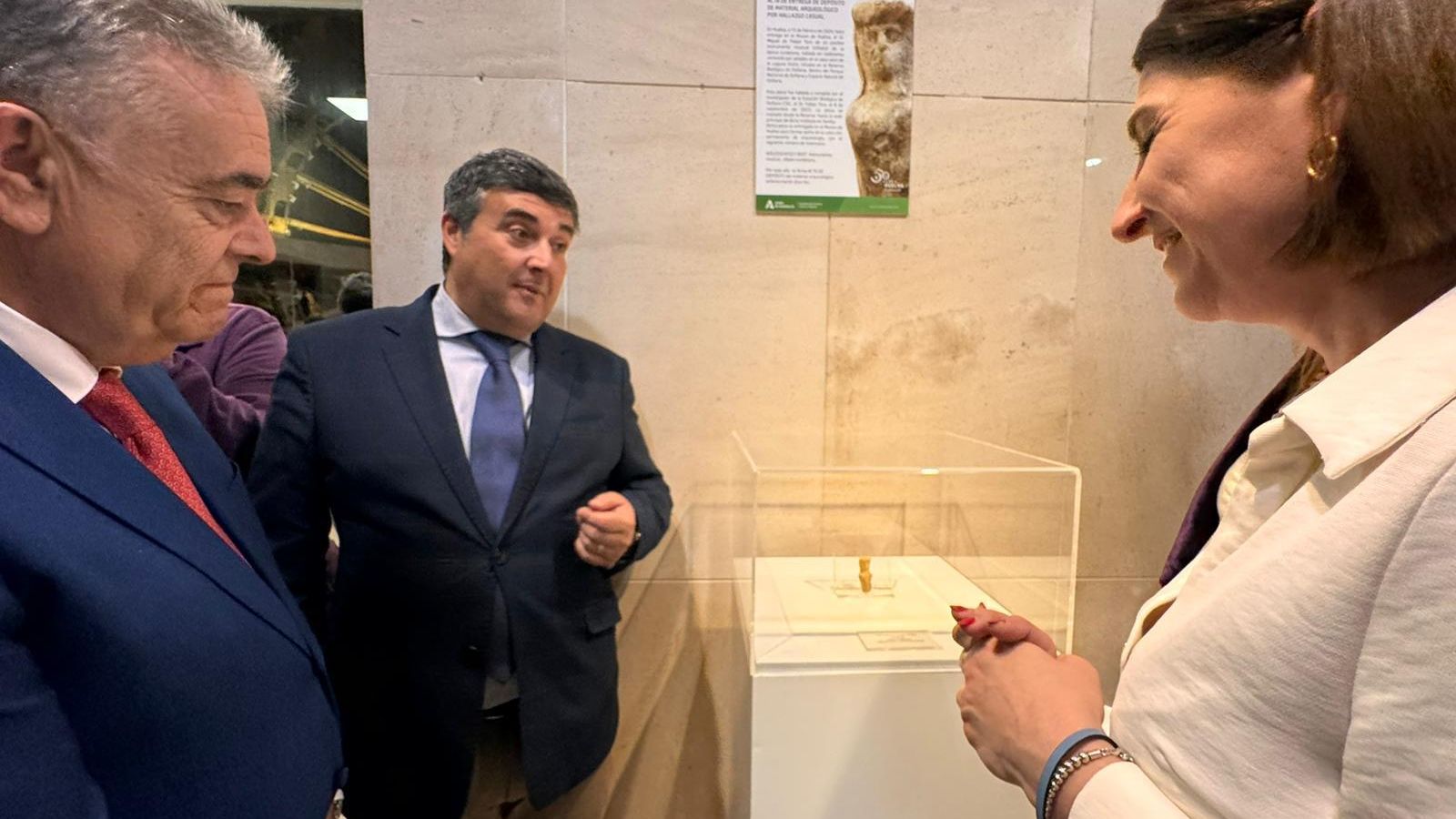 Representantes de la Junta de Andalucía junto a la pieza arqueológica depositada en el Museo
