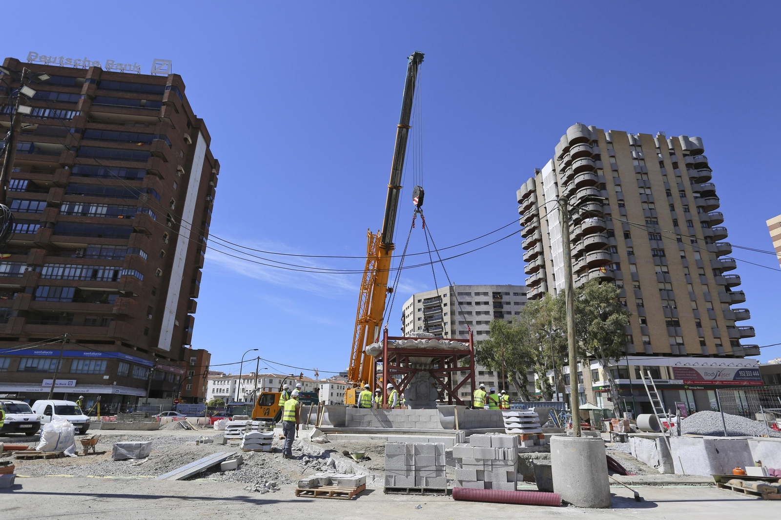 Fotos de la fuente de las Tres Gitanillas, que ya luce en la Avenida de Andalucía de Málaga