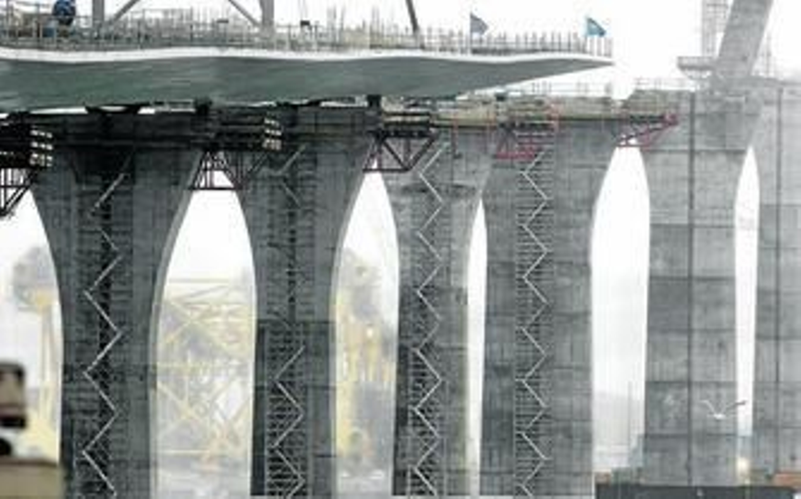 El segundo puente sobre la Bahía, con el tablero que avanza desde la orilla gaditana.