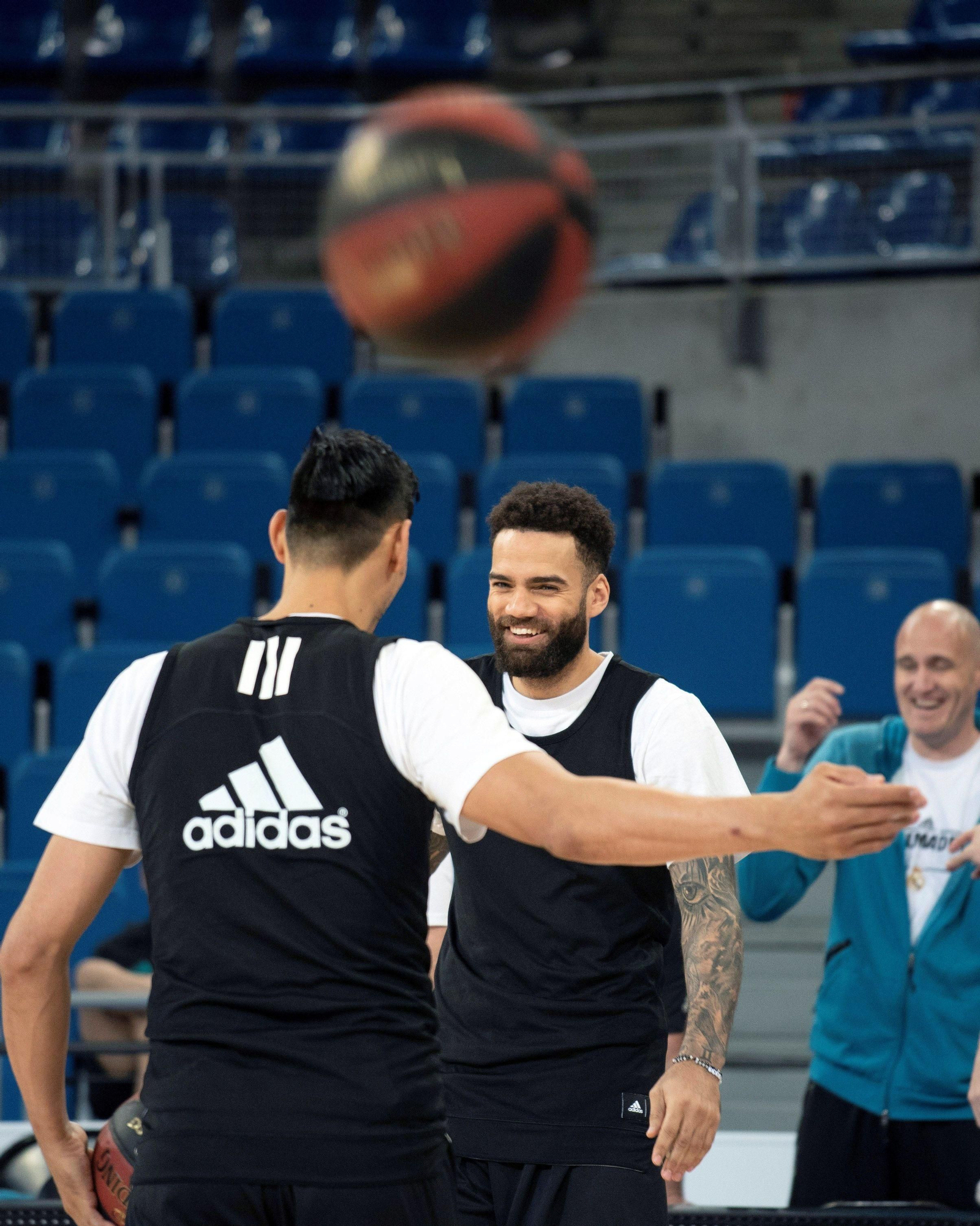 Jeffery Taylor bromea con su compañero Gustavo Ayón.