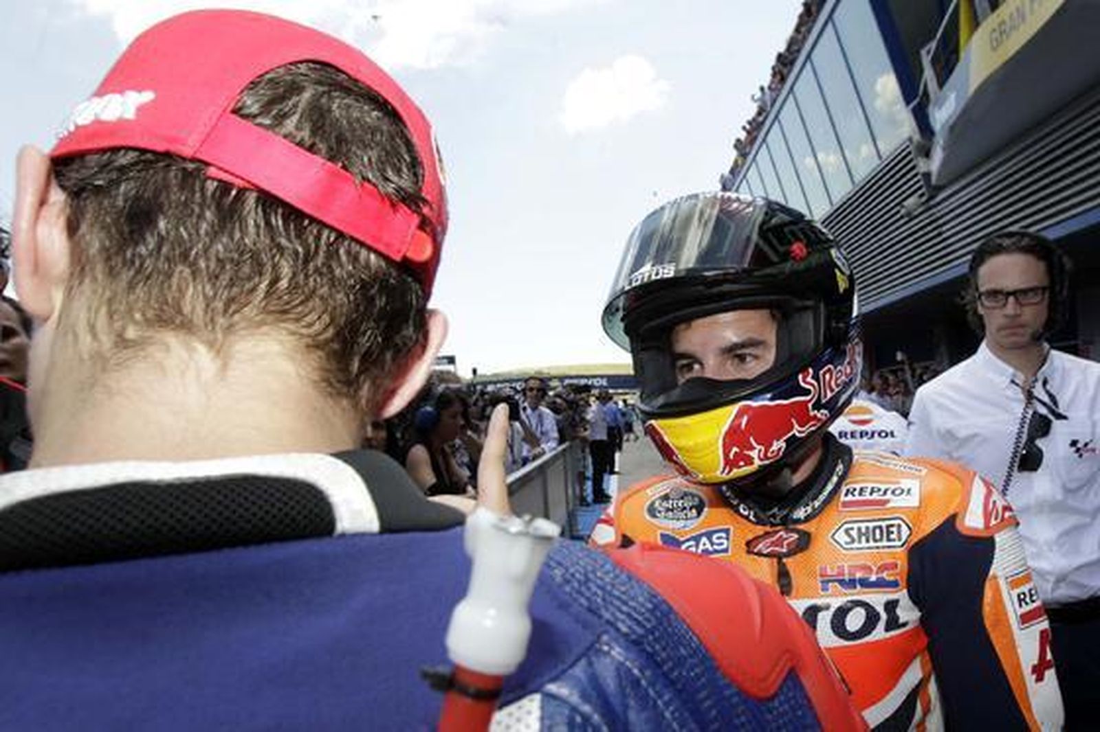 Momento en que Marc Márquez intenta disculparse con Lorenzo y éste le señala con el dedo su enfado.  Foto: Manuel Aranda