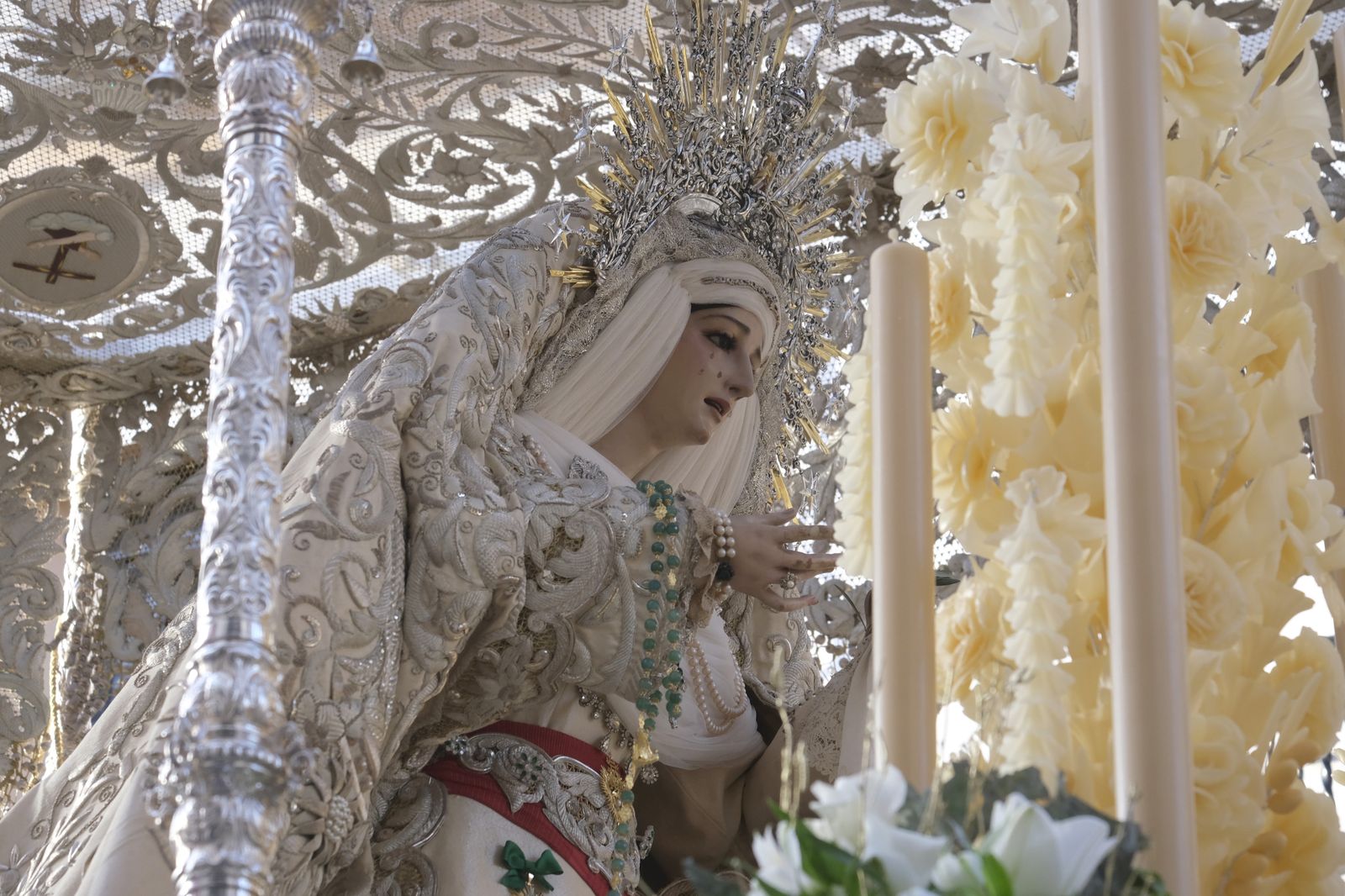 La Virgen de la Paz y Esperanza, en su paso de palio.