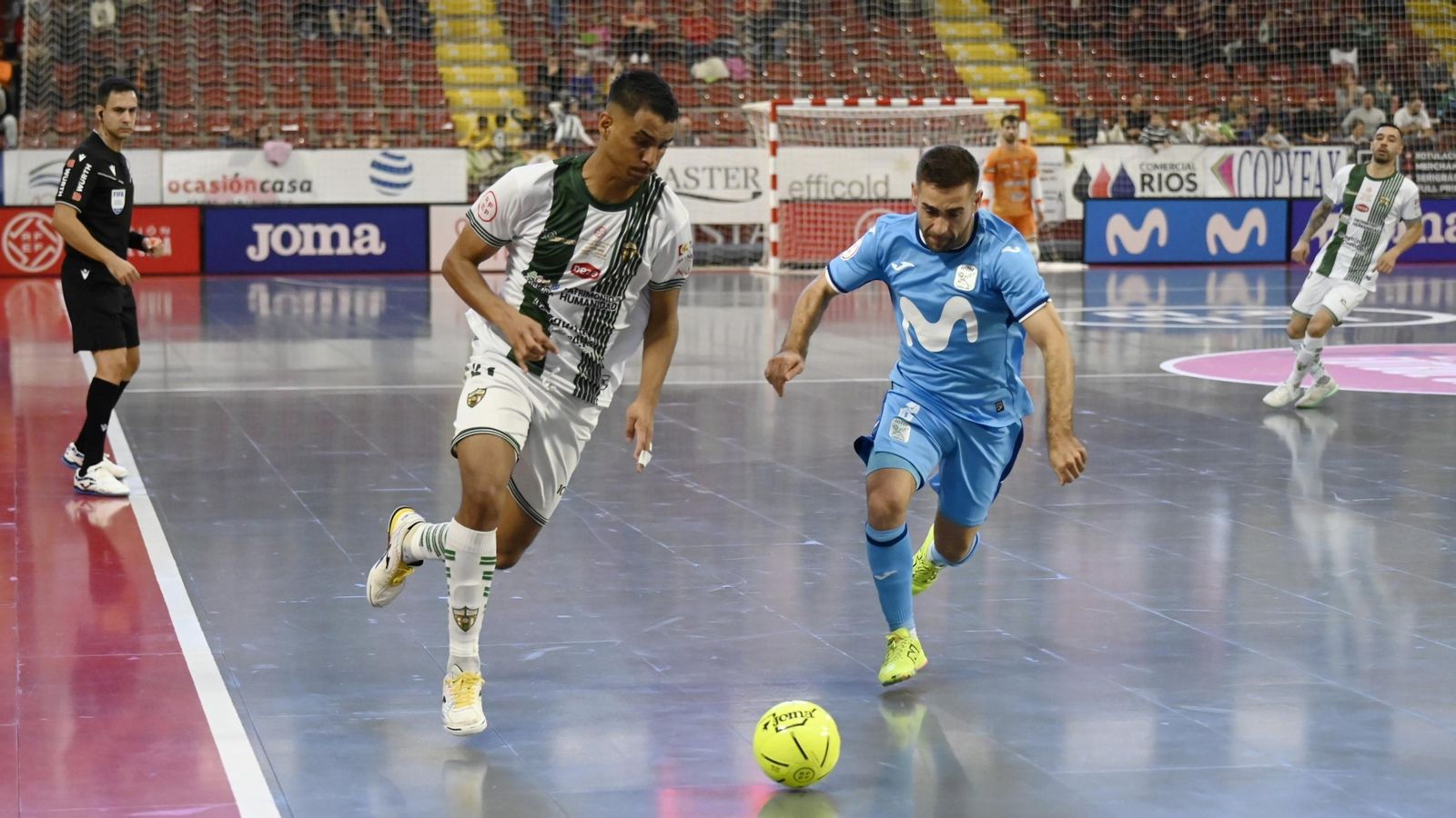 Gui Santos supera a Cecilio en un lance del Córdoba Futsal - Movistar Inter.