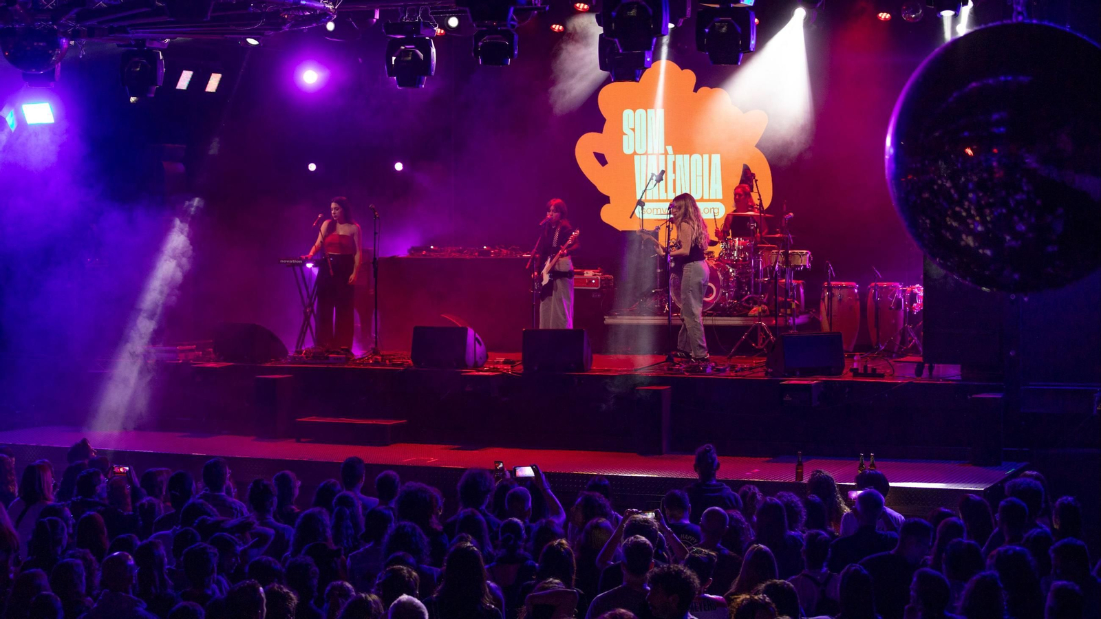 Concierto benéfico Som Valencia en la Industrial Copera de Granada