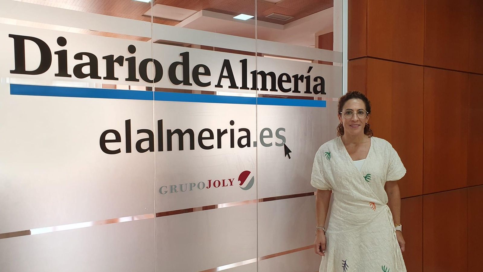 La cordobesa posa junto a la entrada de la redacción de Diario de Almería.