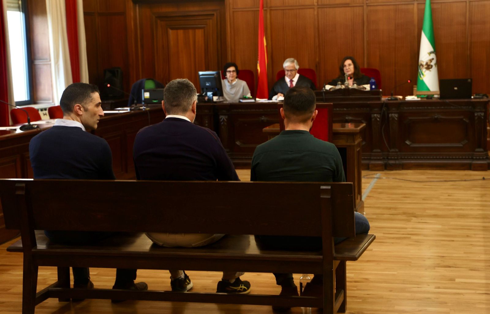 El teniente Raúl P.M. (a la izquierda), junto a los otros dos acusados en el primer día del juicio.