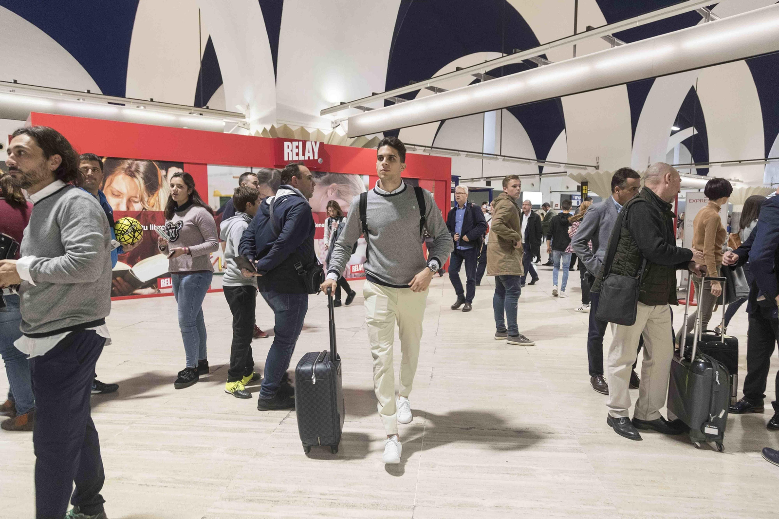Bartra, en el aeropuerto antes de un desplazamiento con el Betis.