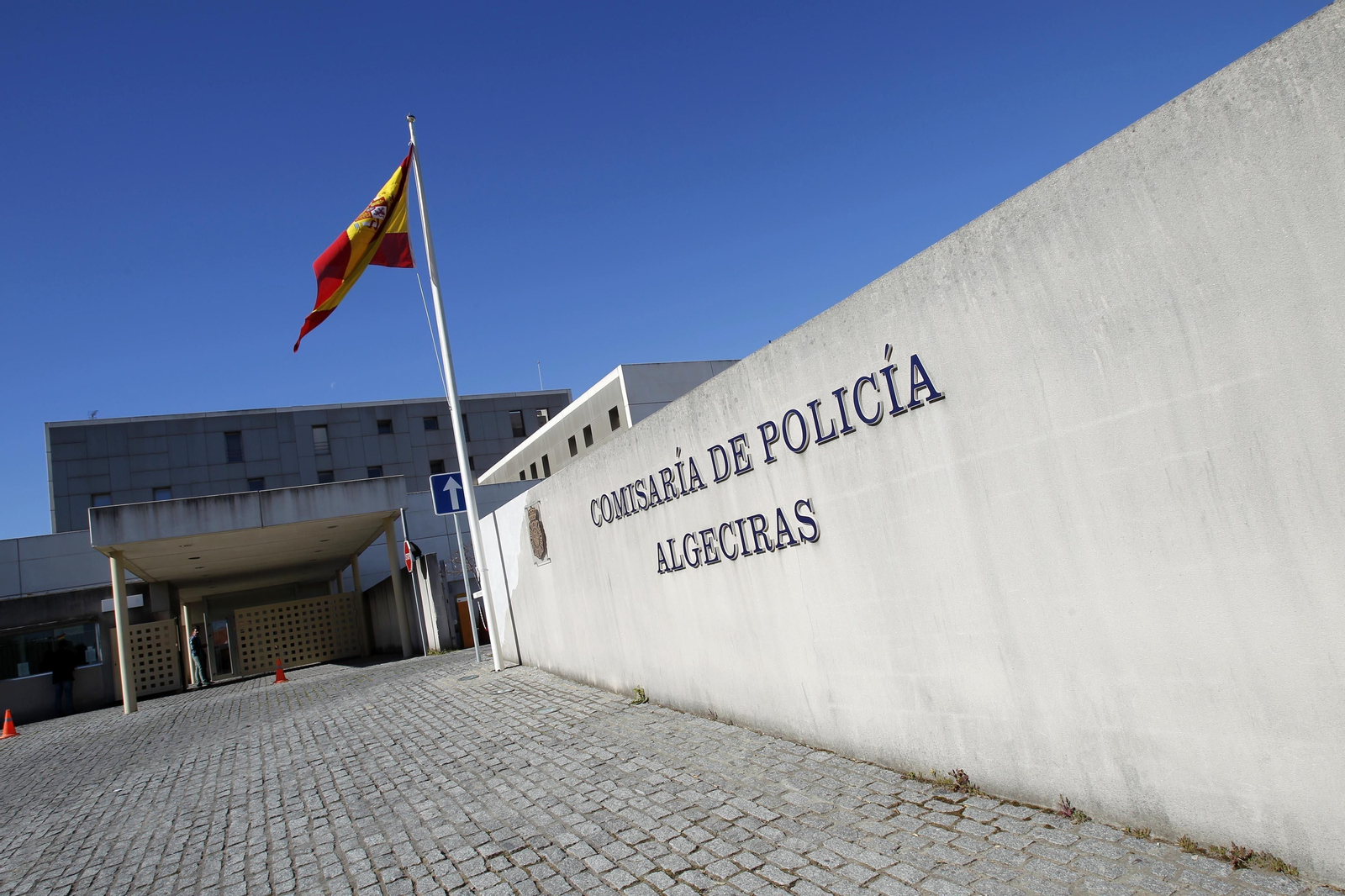 La entrada a la Comisaría de la Policía Nacional en Algeciras.