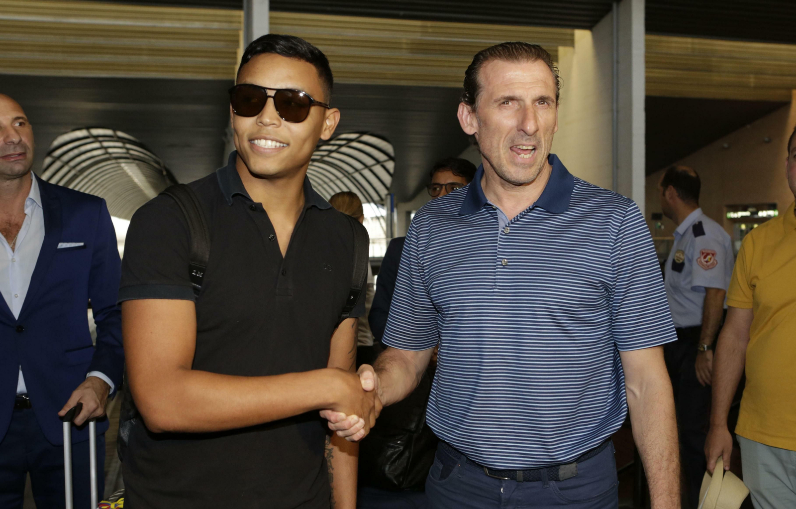 Muriel estrecha la mano de Óscar Arias, director deportivo del Sevilla en el verano de 2017.