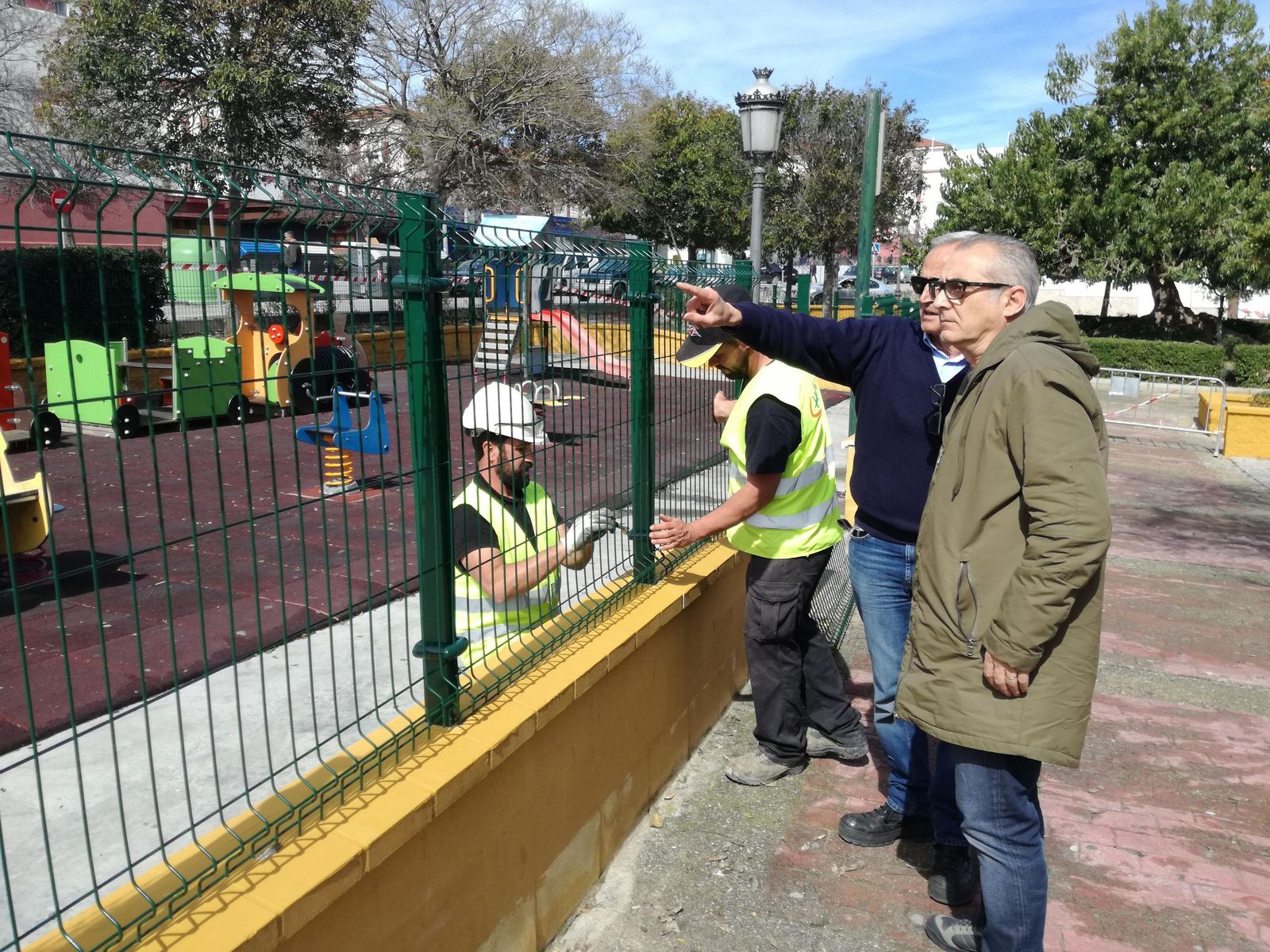 El edil de Medio Ambiente observa los trabajos de cerramiento metálico del recinto.