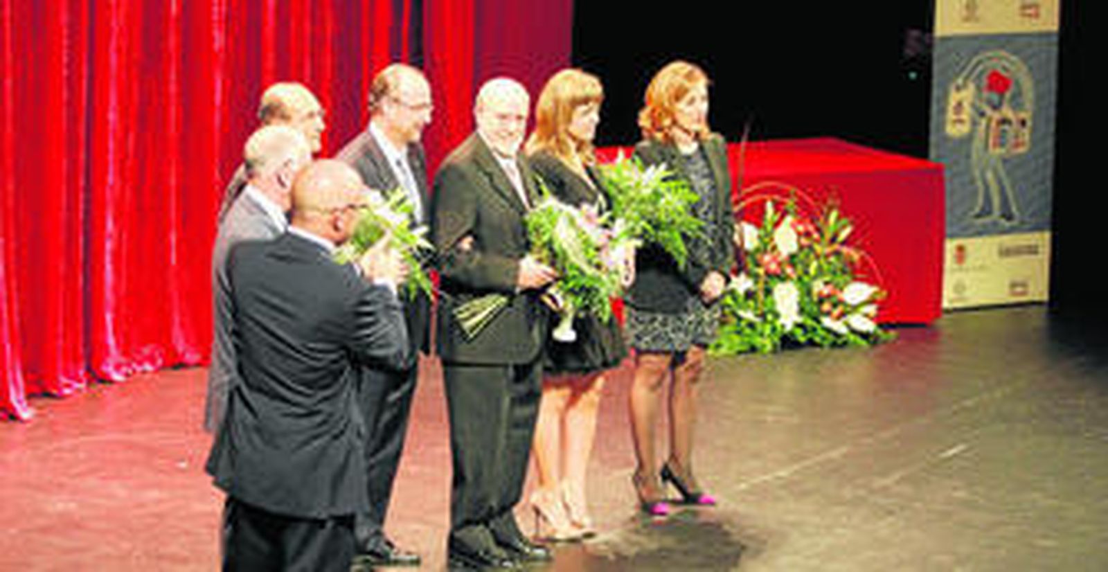 Antonio Lao,. Gabriel Amat. Juan del Águila, Luis Rogelio Rodríguez, Julio Visconti, Patricia Rosales y Sonia Ferrer en el escenario del Auditorio Maestro Padilla.