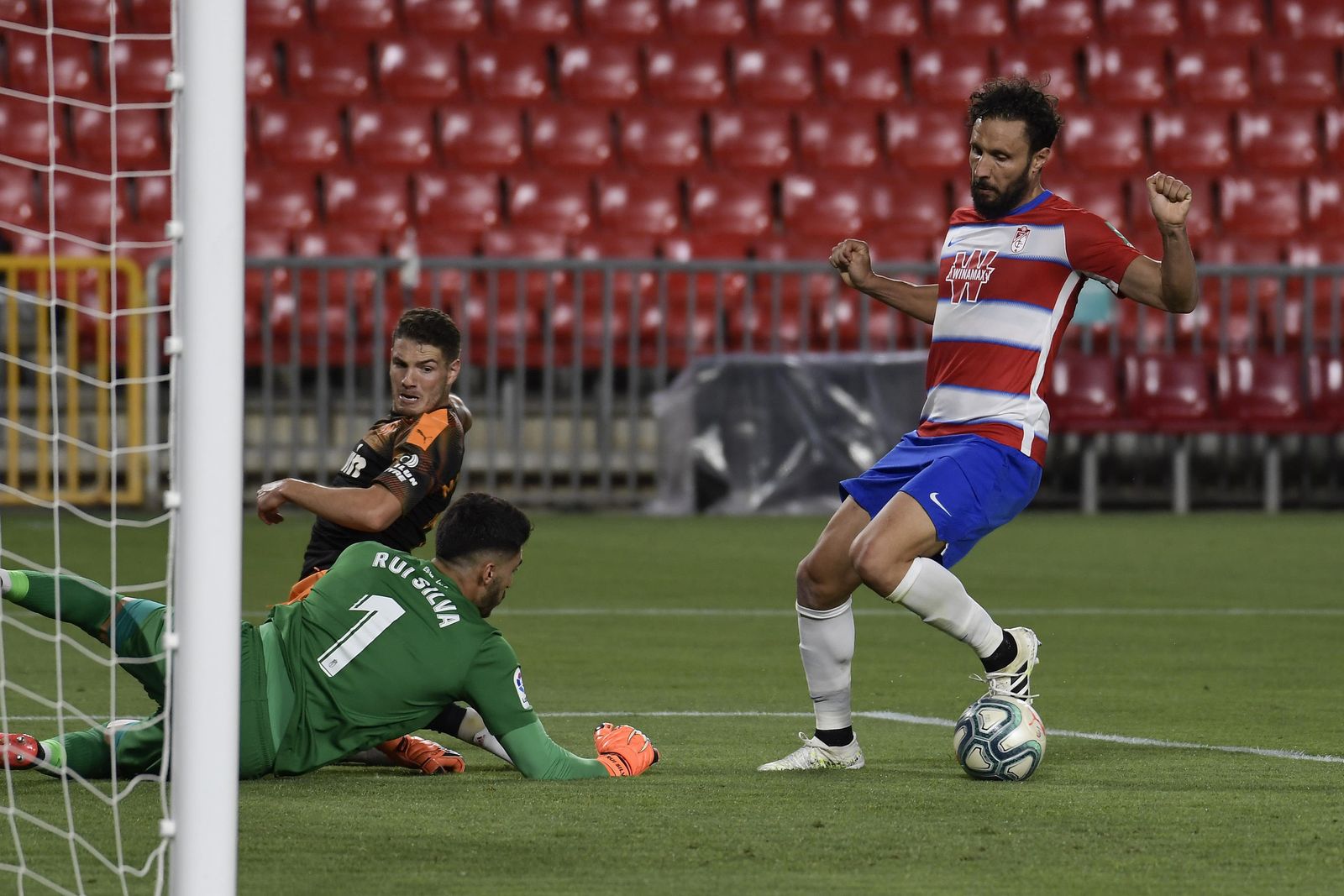 Germán defiende con Rui Silva un pase peligroso de Manu Vallejo