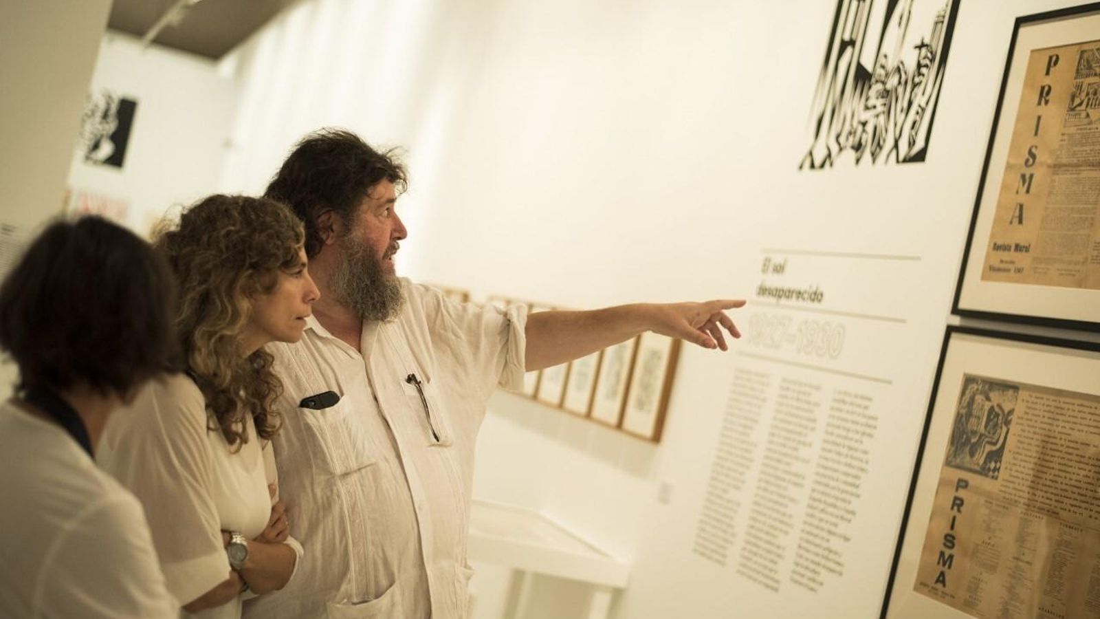 El comisario Pedro G. Romero recorre la exposición con Isabel Ojeda.